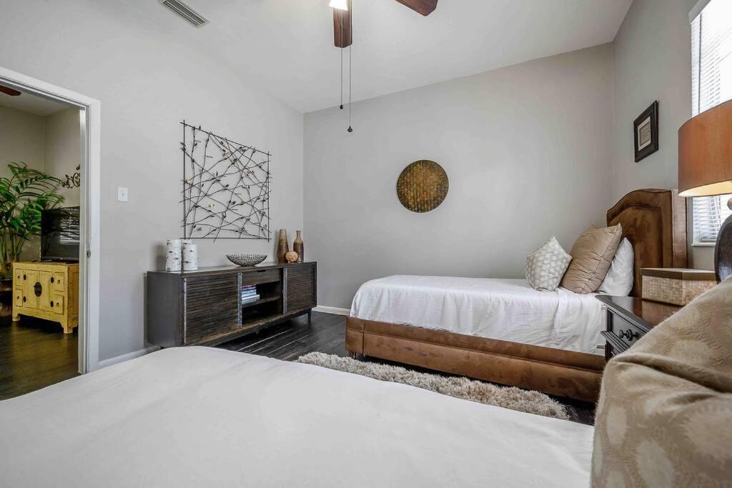 No Ho Yellow Door Bungalow Tampa Ngoại thất bức ảnh