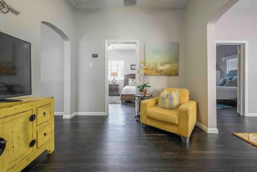 No Ho Yellow Door Bungalow Tampa Ngoại thất bức ảnh
