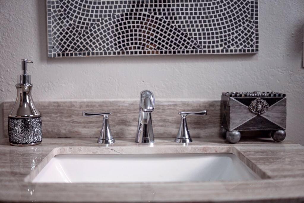 No Ho Yellow Door Bungalow Tampa Ngoại thất bức ảnh