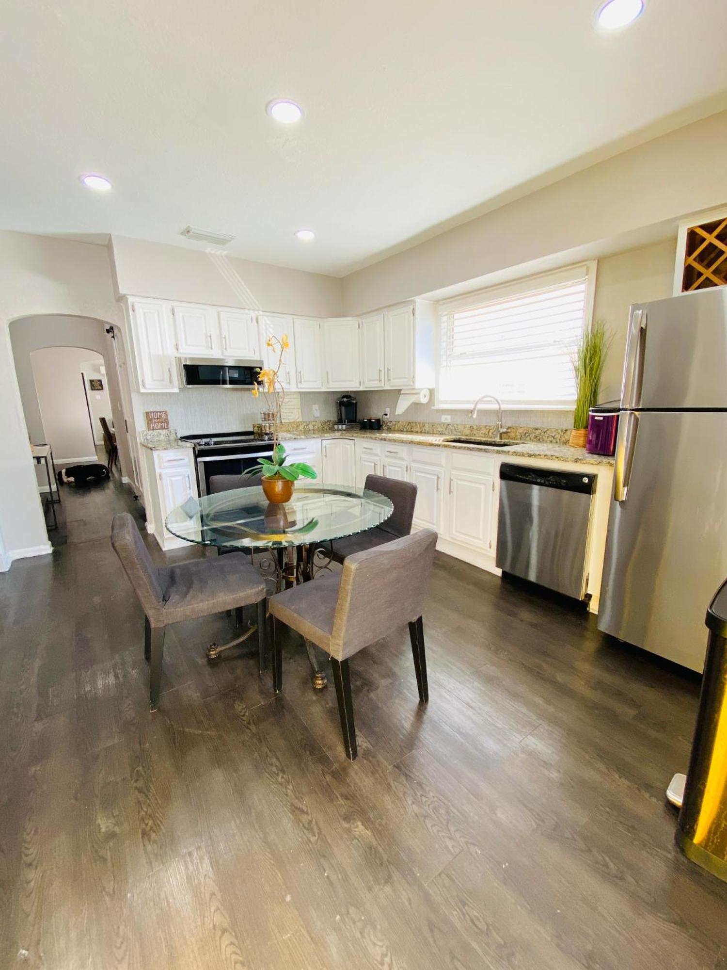 No Ho Yellow Door Bungalow Tampa Ngoại thất bức ảnh